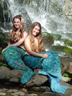 DRIE MAAL IS SCHEEPSRECHT MET POPPENTHEATER, MUZIEKBONBONS EN ZEEMEERMINNEN